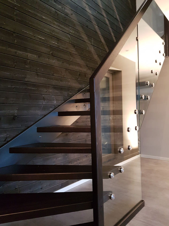 konstrukcja schodów oparta na szybie 