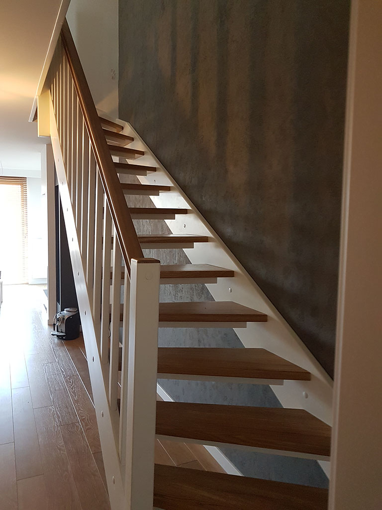 Schody samonośne o konstrukcji prostej