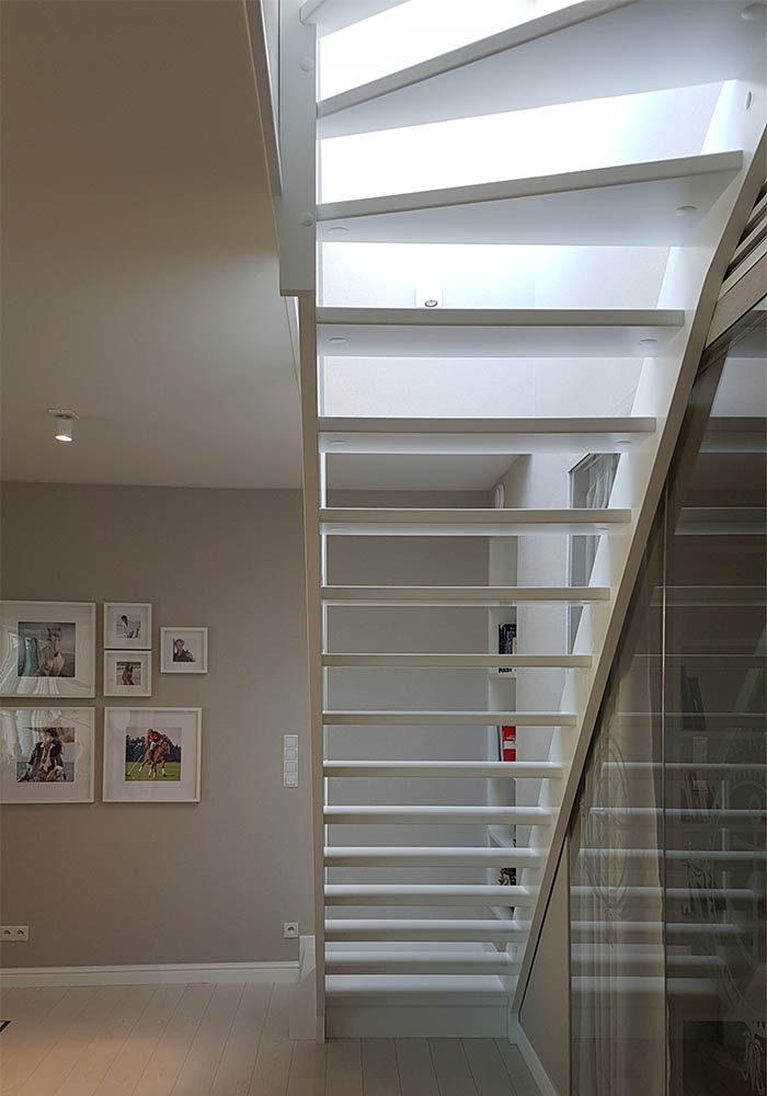 Drewniane schody policzkowe