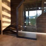 konstrukcja schodów oparta na szybie