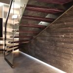 konstrukcja schodów oparta na szybie