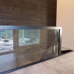 konstrukcja schodów oparta na szybie