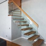 schody samonośne półkowe na policzku i beton po łuku