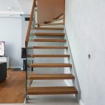 schody samonośne półkowe na policzku i beton po łuku