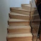 Schody samonośne dywanowe na policzku profilowanym