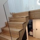 Schody samonośne dywanowe na policzku profilowanym