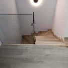 Schody samonośne dywanowe na policzku profilowanym