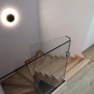 Schody samonośne dywanowe na policzku profilowanym