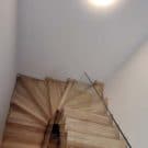 Schody samonośne dywanowe na policzku profilowanym